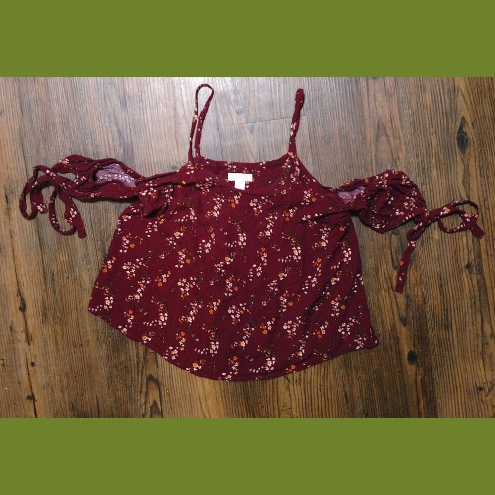 📌3/$25📌Semi crop with cold shoulder and ties